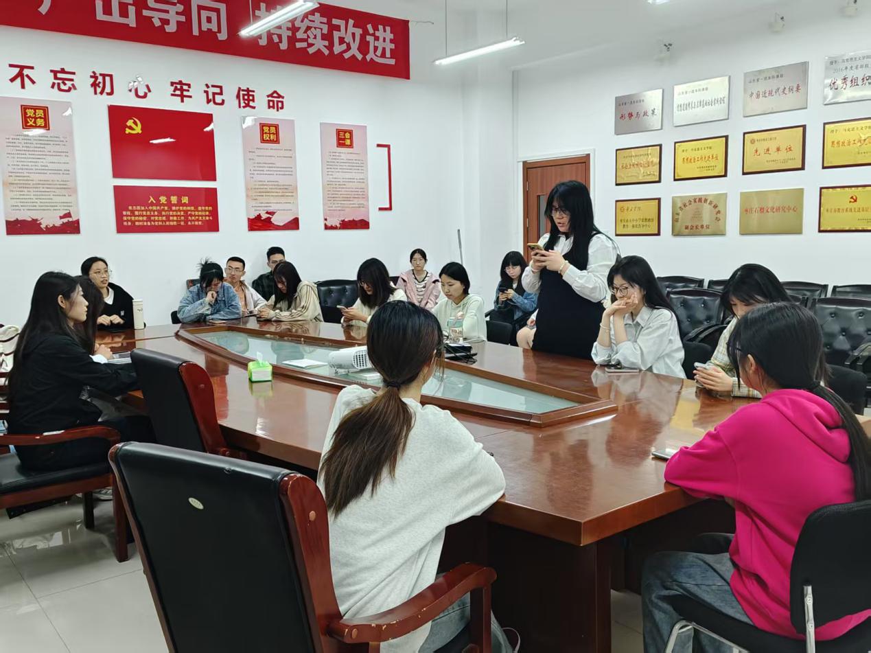 一群人在餐厅里AI 生成的内容可能不正确。