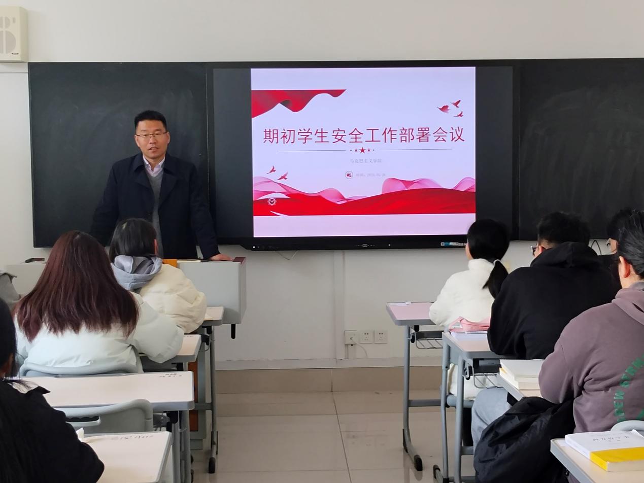 男人和女人在电视前AI 生成的内容可能不正确。